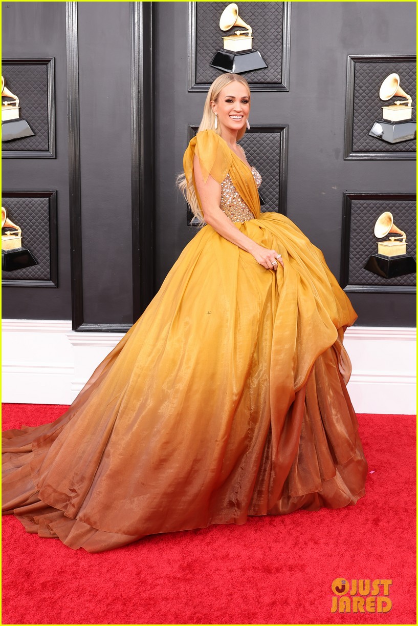carrie underwood princess moment at grammys mike fisher 044738486