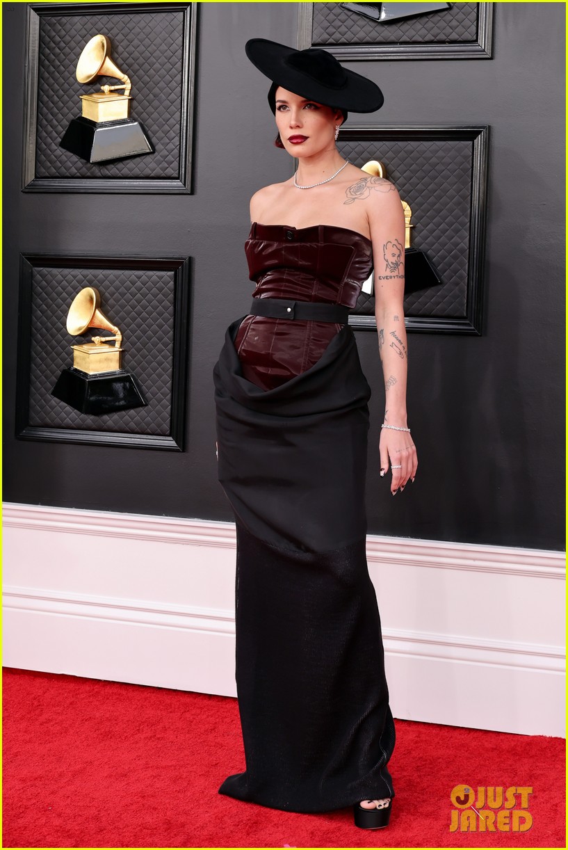 Halsey Reveals They Left Grammys 2022 Early Here's Why Photo 4739060(02)
