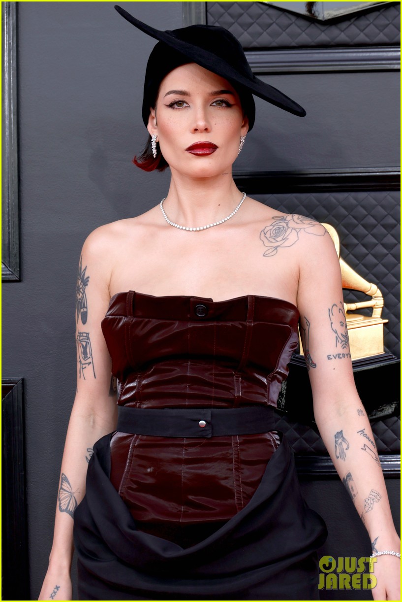Halsey Reveals They Left Grammys 2022 Early Here's Why Photo 4739069