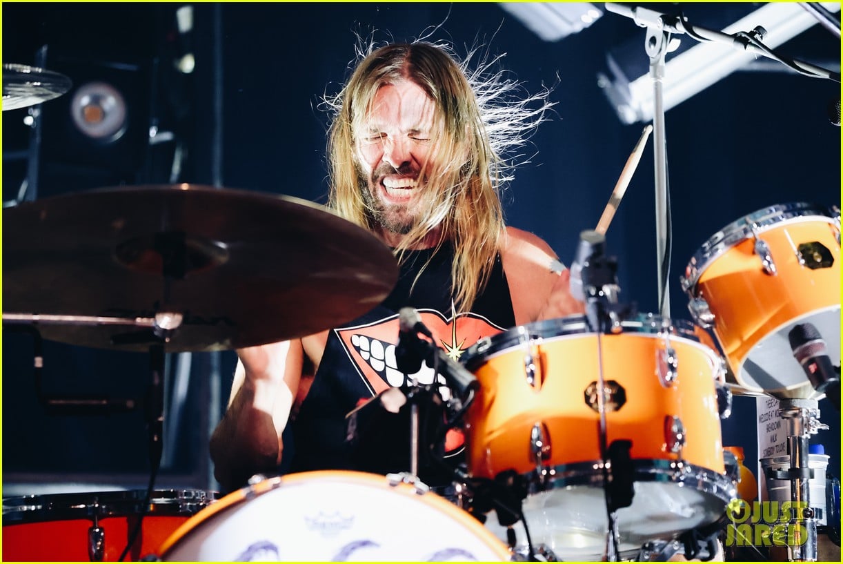 Late Foo Fighters Drummer Taylor Hawkins Gets Emotional Tribute at(01)