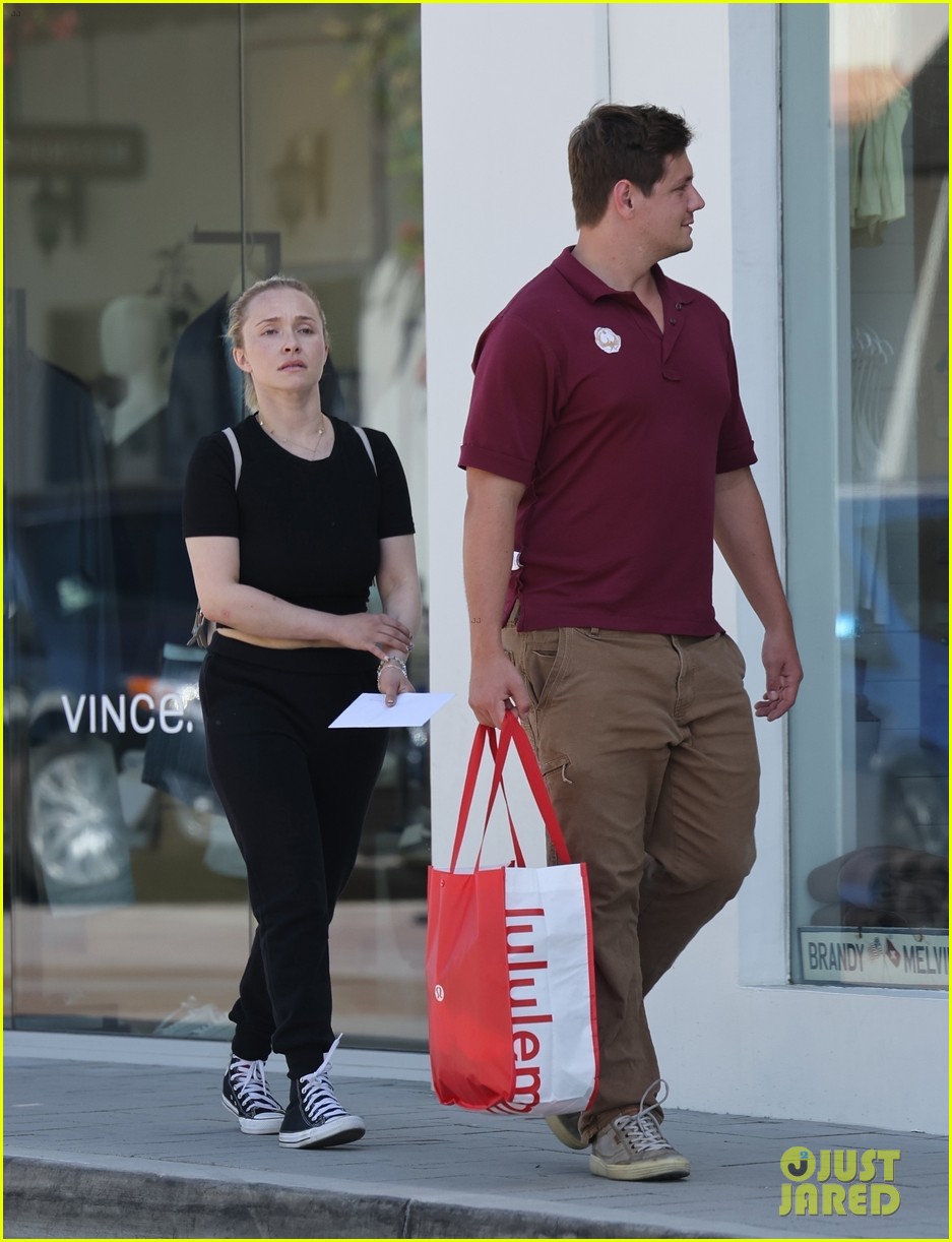 Hayden Spotted Out for First Time After She & Boyfriend(02)