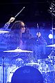 her performs with lenny kravitz travis barker at grammys 10