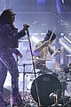 her performs with lenny kravitz travis barker at grammys 11