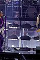 her performs with lenny kravitz travis barker at grammys 14