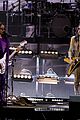 her performs with lenny kravitz travis barker at grammys 16