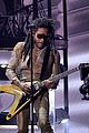 her performs with lenny kravitz travis barker at grammys 17