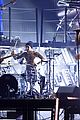 her performs with lenny kravitz travis barker at grammys 18