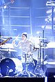 her performs with lenny kravitz travis barker at grammys 19