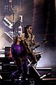 her performs with lenny kravitz travis barker at grammys 21