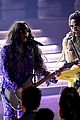her performs with lenny kravitz travis barker at grammys 22