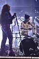 her performs with lenny kravitz travis barker at grammys 23