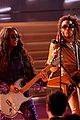 her performs with lenny kravitz travis barker at grammys 25