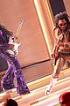 her performs with lenny kravitz travis barker at grammys 26