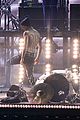her performs with lenny kravitz travis barker at grammys 27