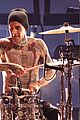 her performs with lenny kravitz travis barker at grammys 28