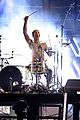 her performs with lenny kravitz travis barker at grammys 29