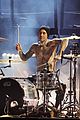 her performs with lenny kravitz travis barker at grammys 33