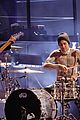 her performs with lenny kravitz travis barker at grammys 36