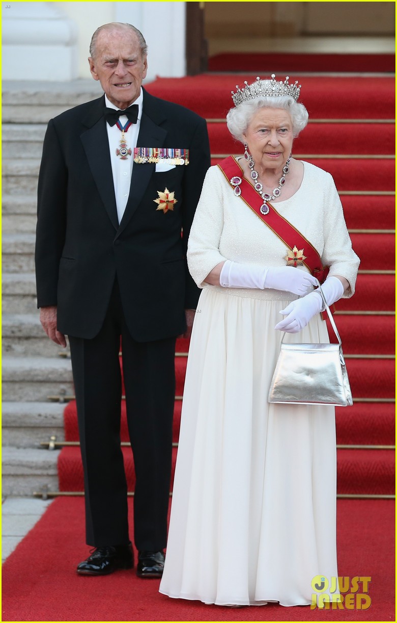 Queen Elizabeth Marks First Anniversary of Husband Prince Philip's(00)