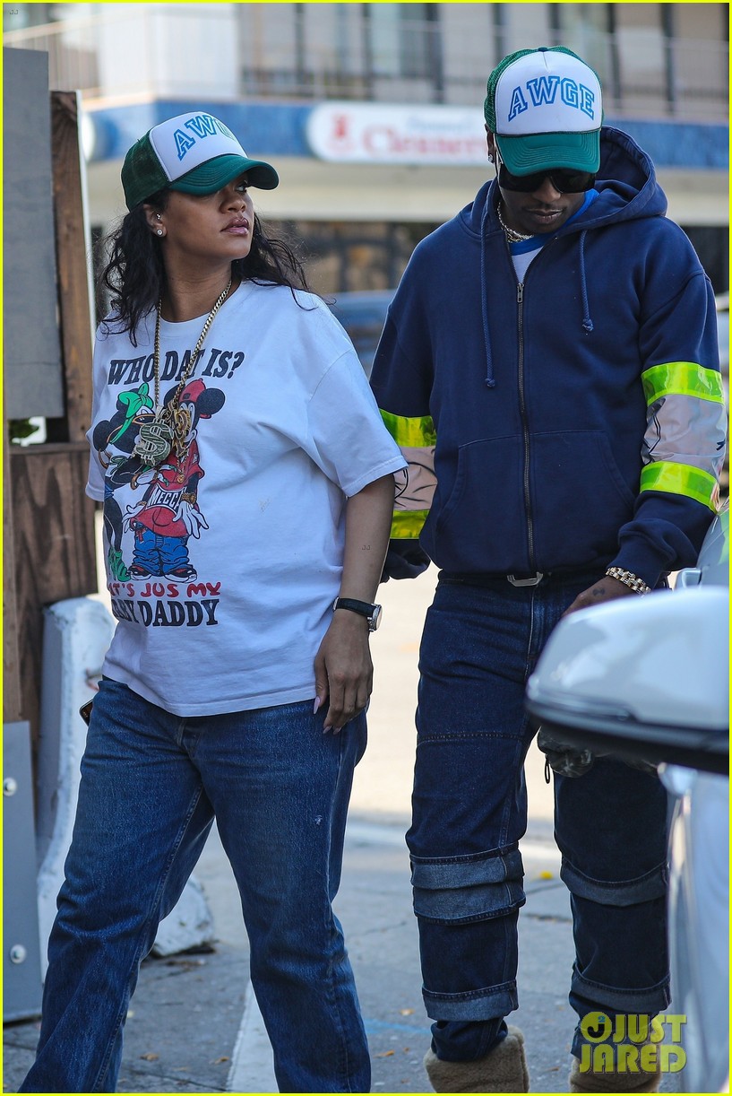 Pregnant Rihanna Wears a 'Baby Daddy' Shirt While Getting Lunch with