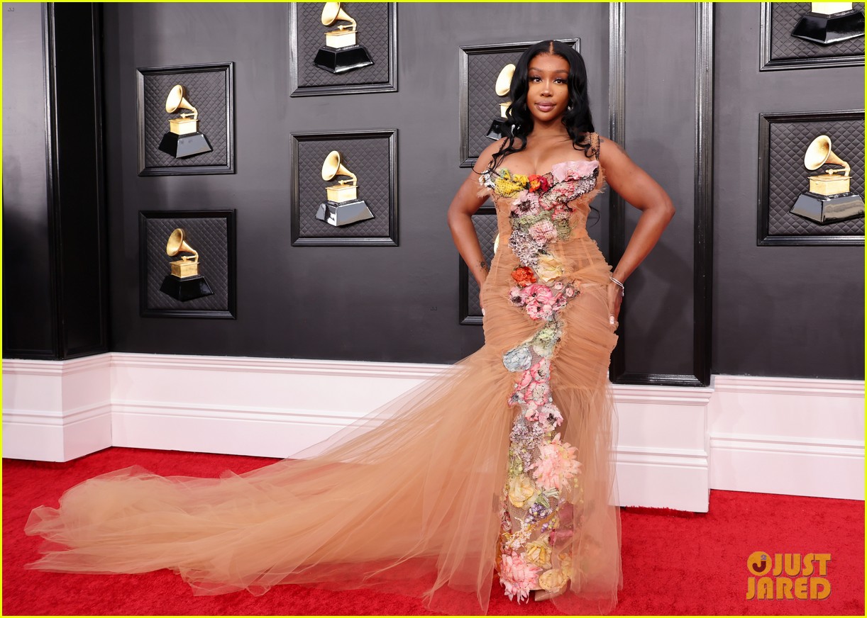 What Happened to SZA? Her Crutches at Grammys 2022 Have Been Explained(02)