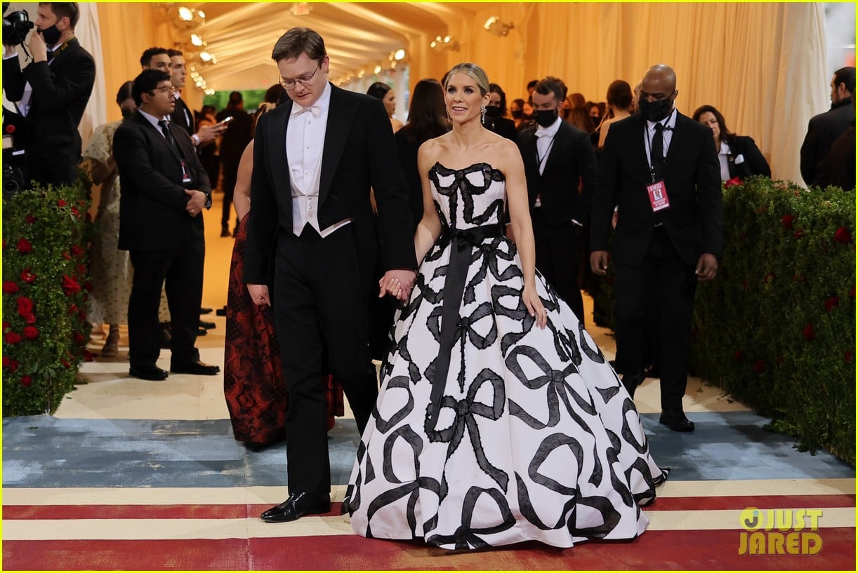 Anna Wintour's Children Bee Carrozzini \u0026 Charlie Shaffer Arrive at Met Gala  2022 With Their Spouses: Photo 4752322 | 2022 Met Gala, Bee Carrozzini, Charlie  Shaffer, Elizabeth Shaffer, Francesco Carrozzini, Met Gala, image size:1222x817