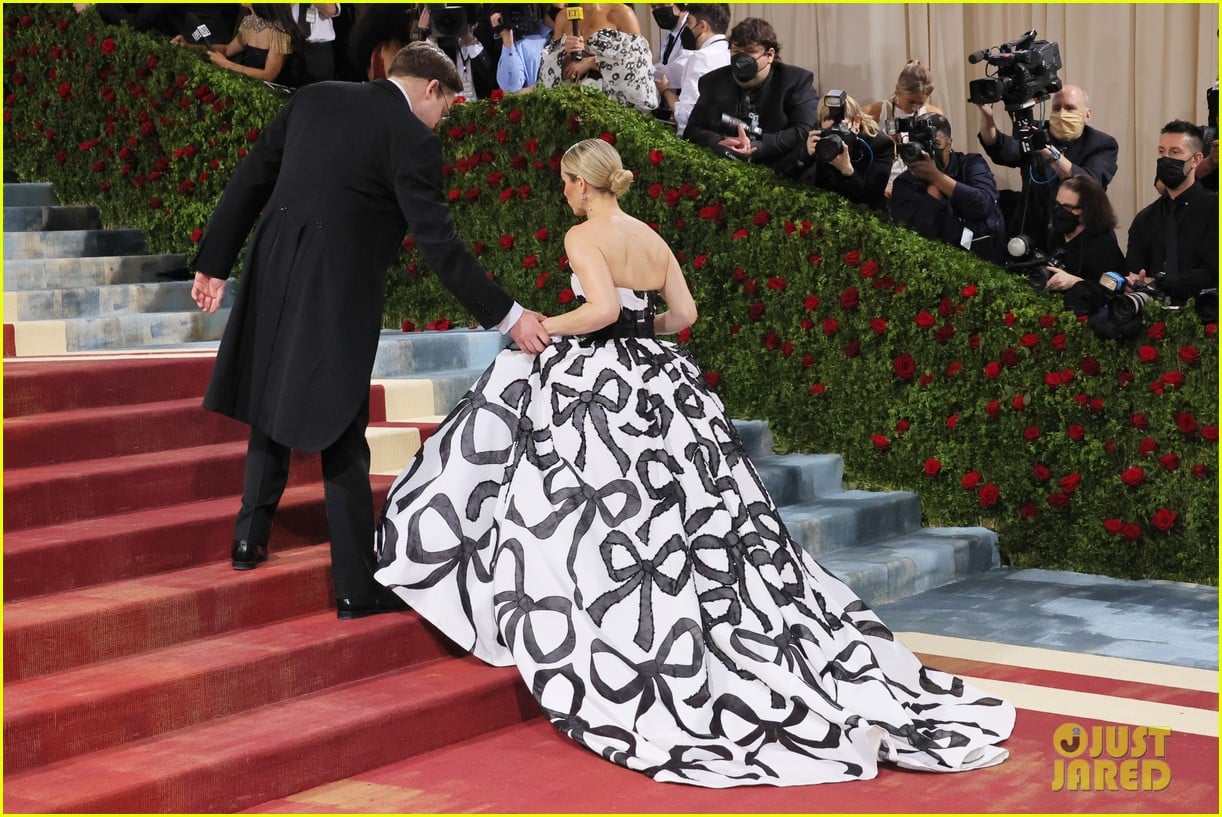 Anna Wintour's Children Bee Carrozzini \u0026 Charlie Shaffer Arrive at Met Gala  2022 With Their Spouses: Photo 4752346 | 2022 Met Gala, Bee Carrozzini, Charlie  Shaffer, Elizabeth Shaffer, Francesco Carrozzini, Met Gala, image size:1222x817