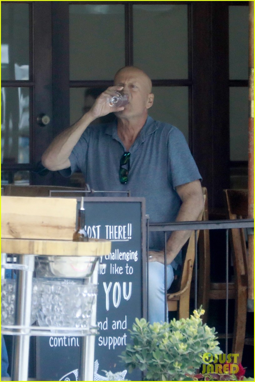 bruce willis rare lunch outing after aphasia diagnosis 134758736