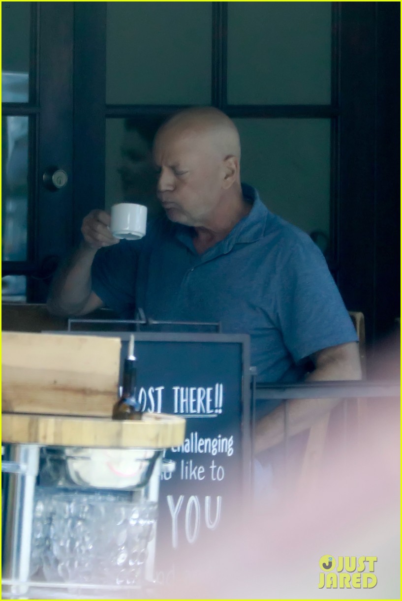 bruce willis rare lunch outing after aphasia diagnosis 414758764