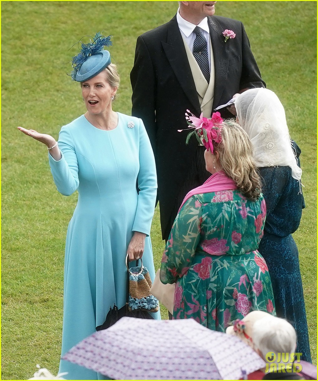 Kate Middleton Steals The Show In A Pretty Floral Fancy Hat at