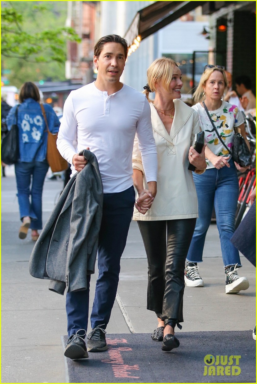 Kate Bosworth & Boyfriend Justin Long Hold Hands During Lunch Date in(02)
