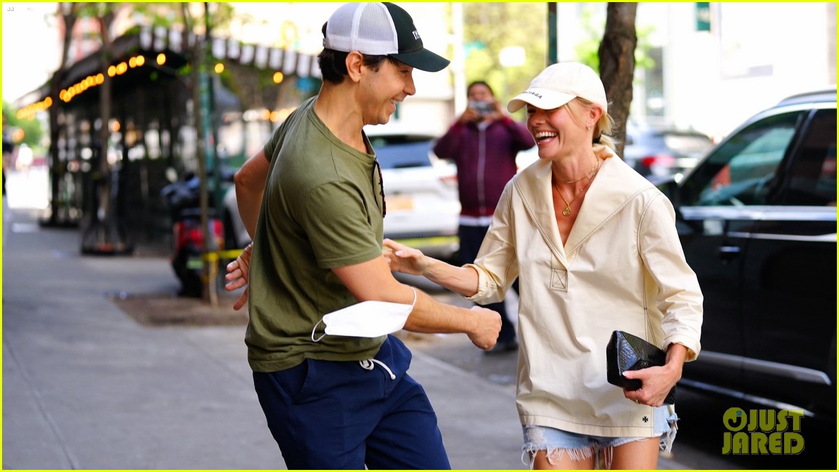 justin long kate boswoth all smiles walk around nyc 02