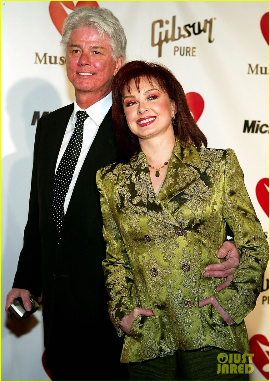 Naomi Judd's Husband Larry Strickland Reflects on 'Fragile' Final Days(01)