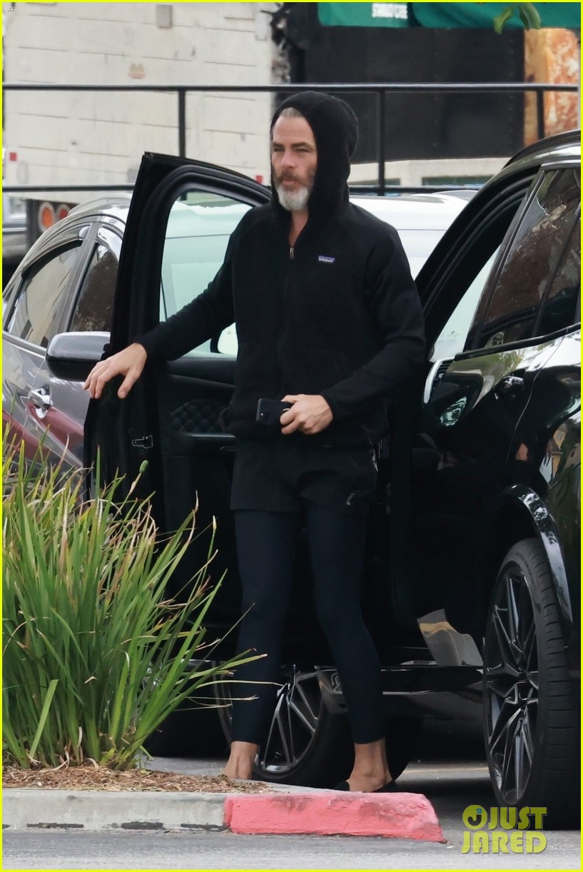 chris pine sports all black outfit for afternoon meeting 034766951