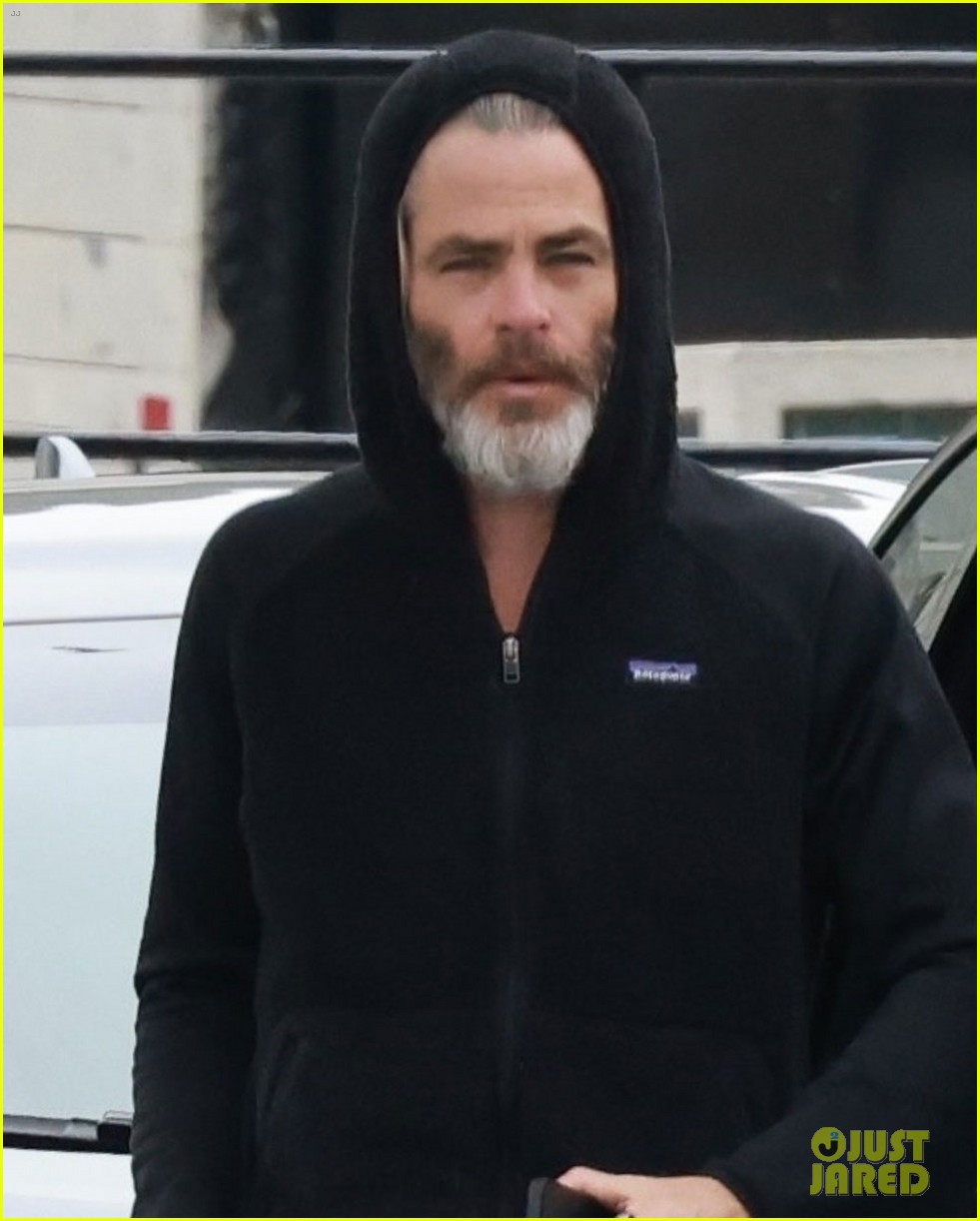 chris pine sports all black outfit for afternoon meeting 064766954