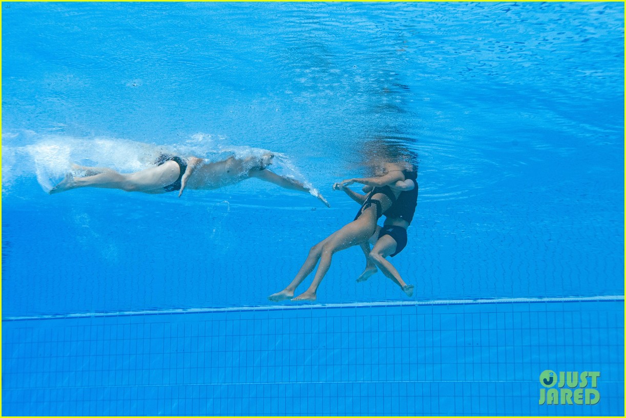 Dramatic Photos Show Swimmer Anita Alvarez Being Saved by Her Coach