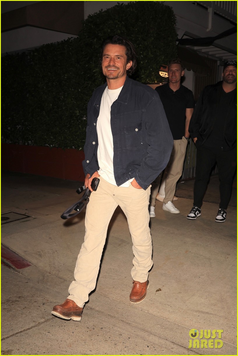orlando bloom all smiles during night out with friends santa monica 014772640
