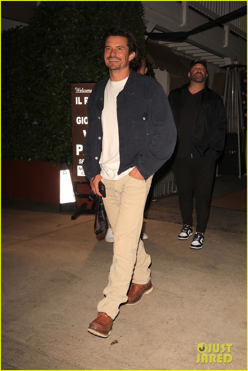 orlando bloom all smiles during night out with friends santa monica 054772644