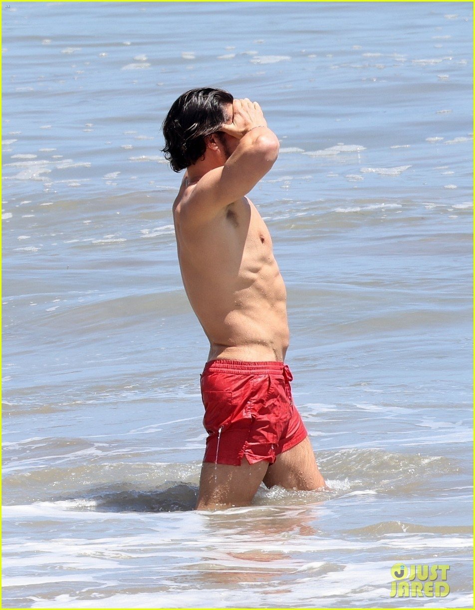 orlando bloom shows off fit physique at the beach 08