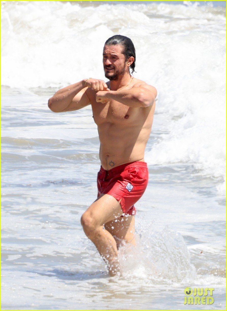 orlando bloom shows off fit physique at the beach 16