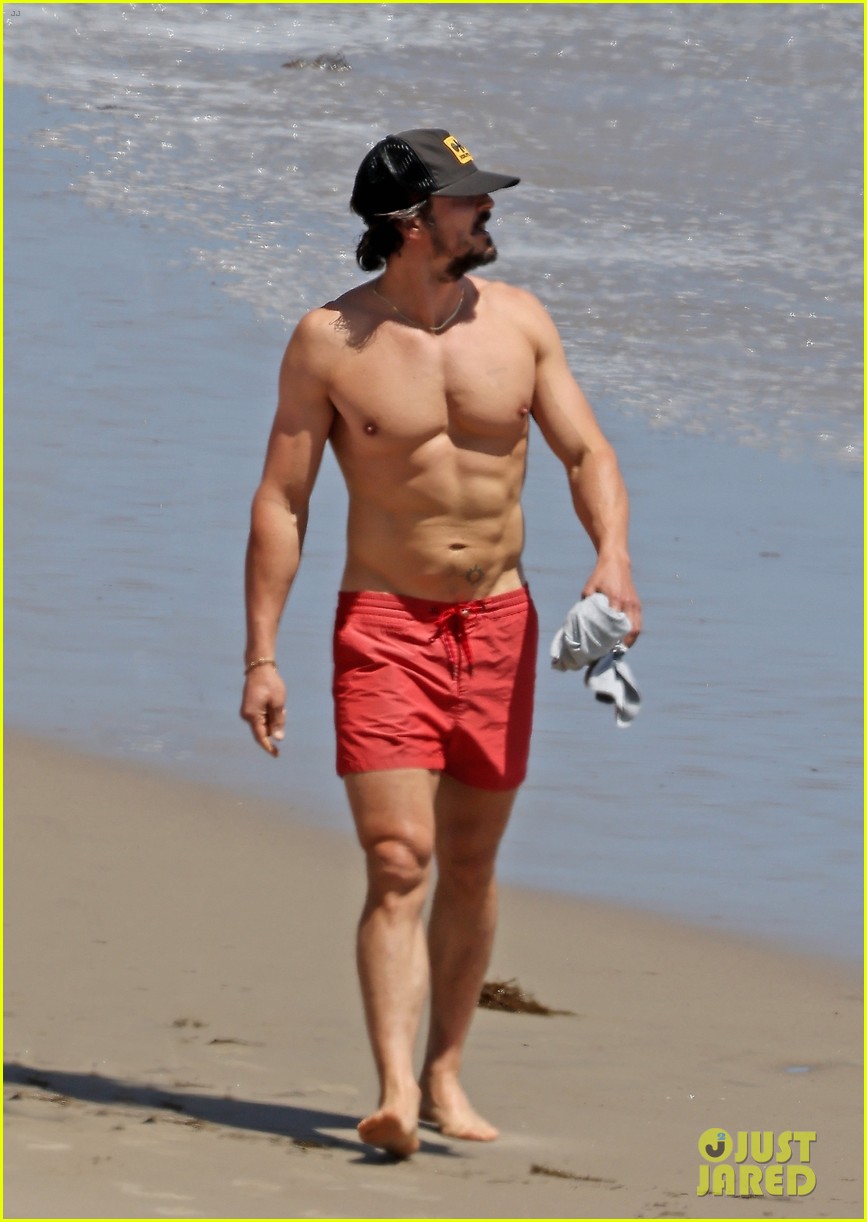 orlando bloom shows off fit physique at the beach 424769164