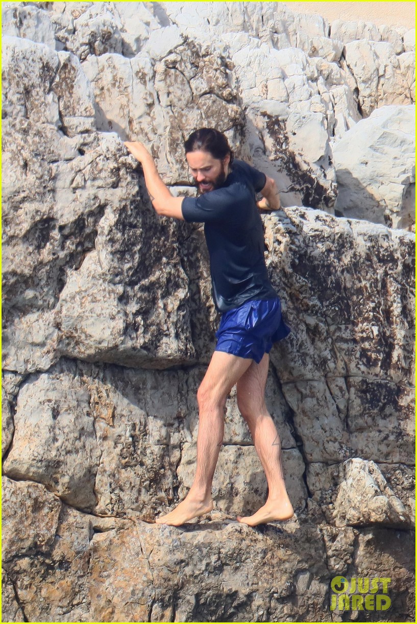 jared leto scales a rock 04