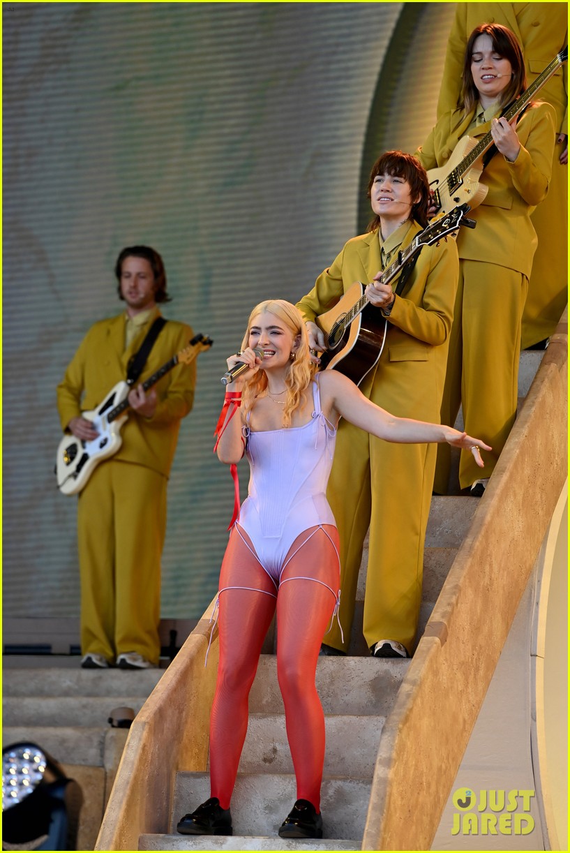 Lorde Debuts New Blonde Hair While Performing at Glastonbury Festival