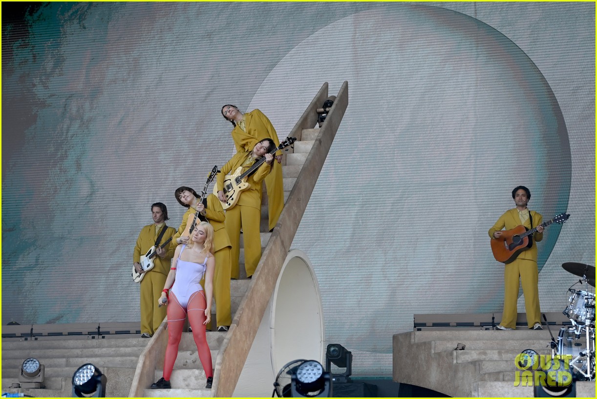 Lorde Debuts New Blonde Hair While Performing at Glastonbury Festival