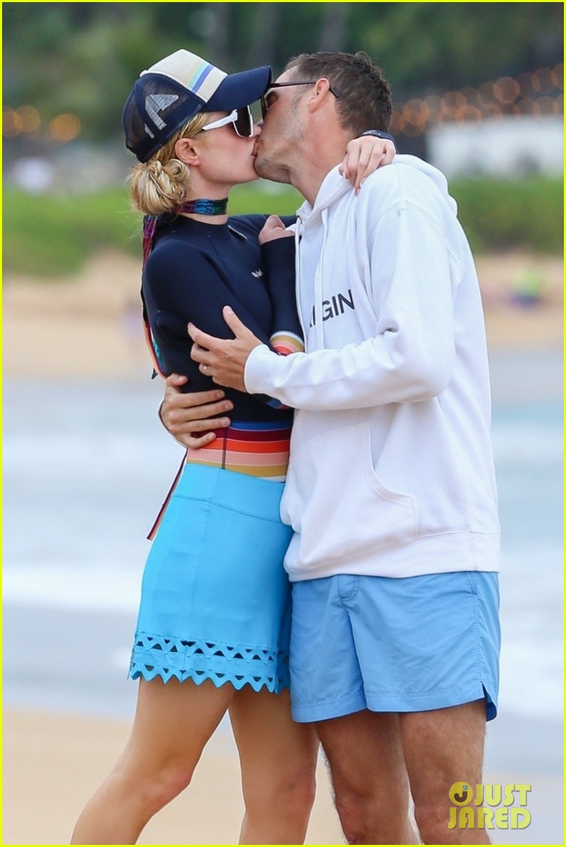 Paris Hilton & Husband Carter Reum Share Sweet Kiss on Vacation in Maui(00)