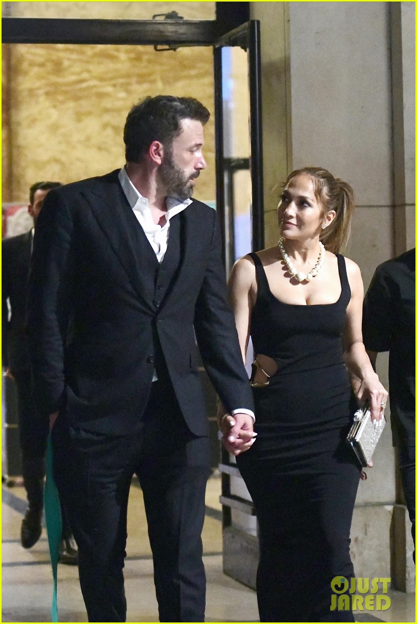 Ben Affleck Appears to Get Emotional During Jennifer Lopez's Birthday(01)
