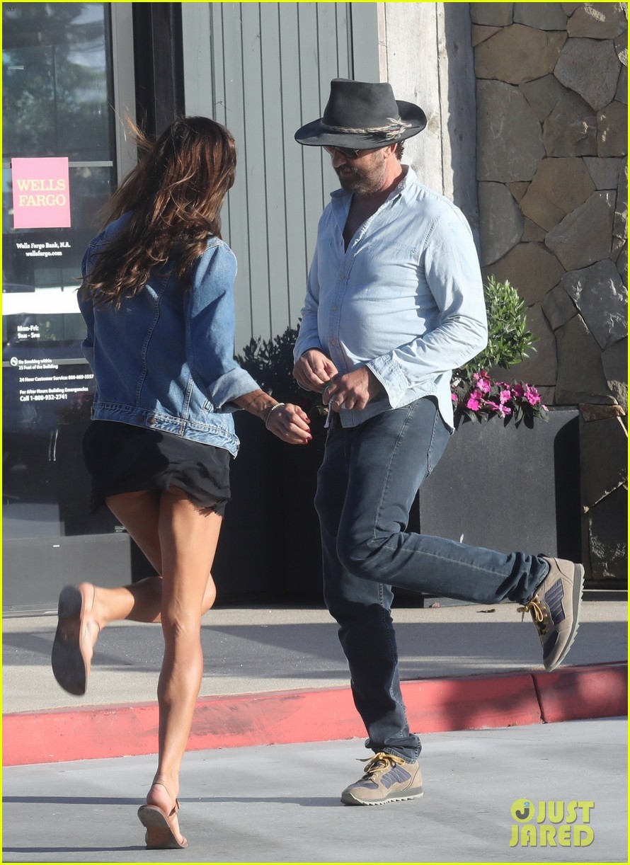 gerard-butler-spotted-dancing-in-a-parking-lot-with-longtime-girlfriend