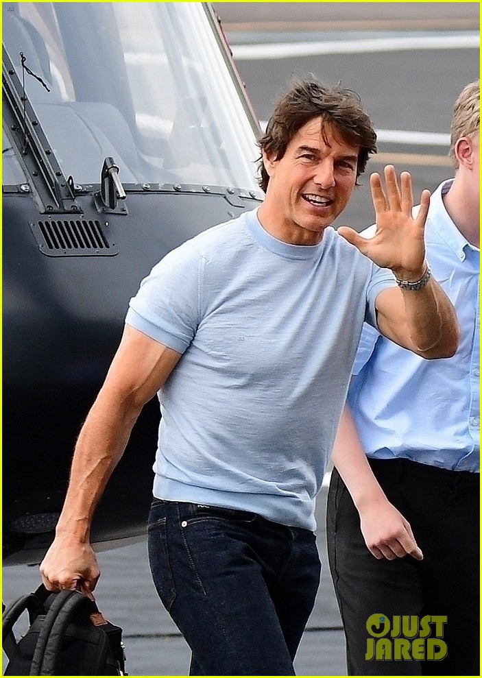 tom cruise hops into the pilot seat for helicopter ride around london 03