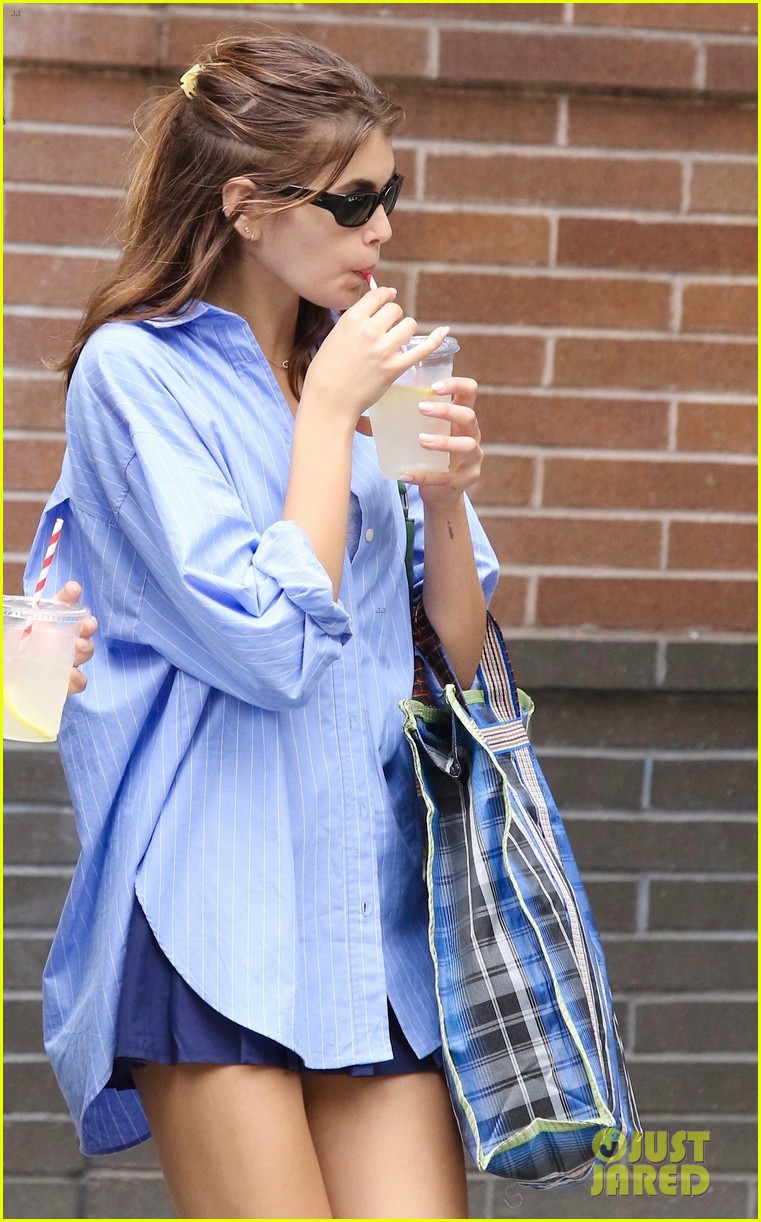 kaia gerber spends her saturday shopping in nyc 04