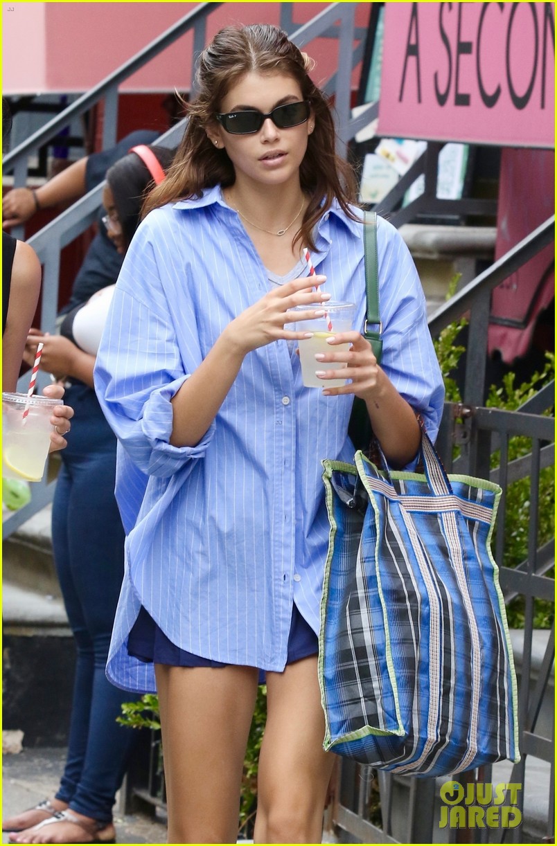 kaia gerber spends her saturday shopping in nyc 154790145